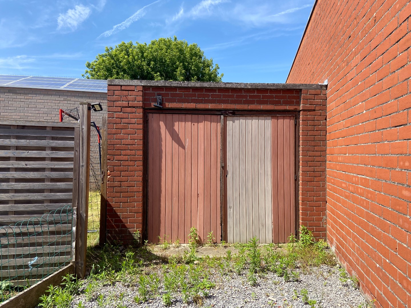 Rustig gelegen gezinswoning met tuin en garage uitweg achteraan! 