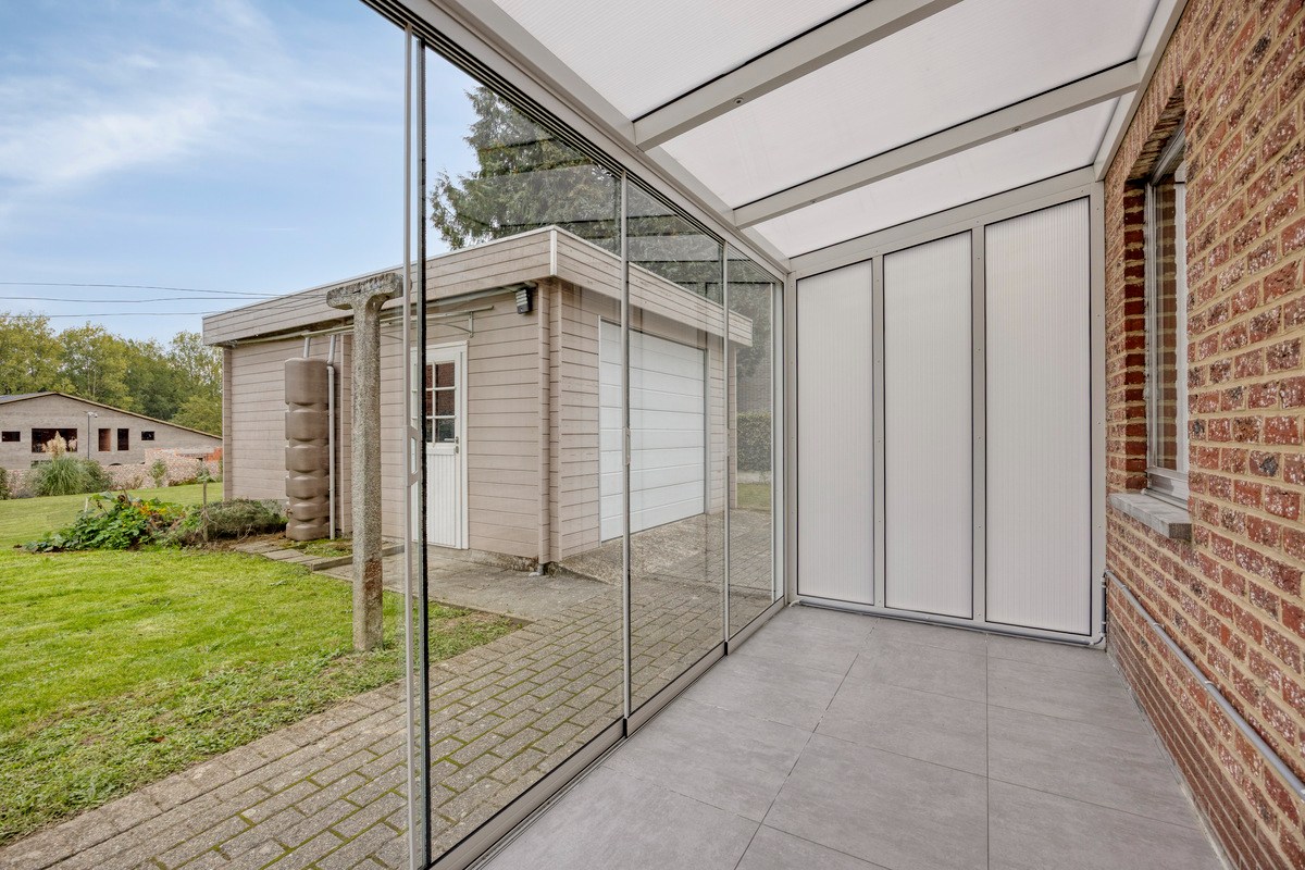 Halfopen bebouwing met 3 ruime slaapkamers. 
