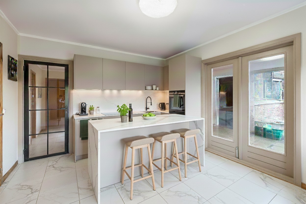 Charmante naoorlogse woning met veel potentieel te Zwijnaarde 