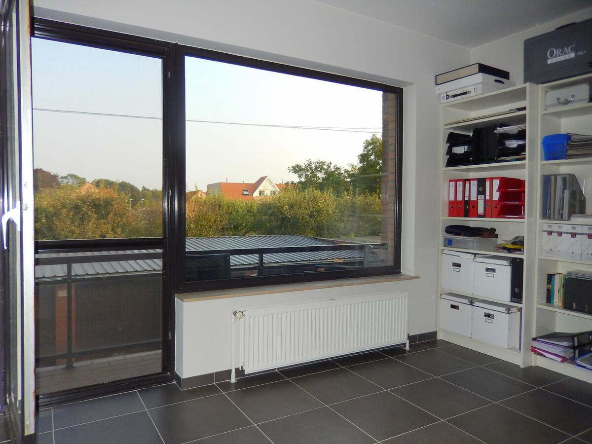 Instapklaar volledig vernieuwd appartement in centrum Varsenare met garage 