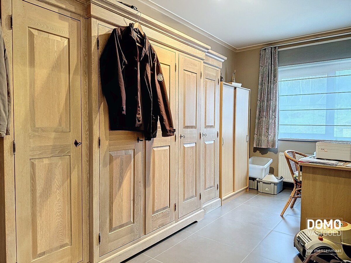 Ruim gelijkvloers appartement voorzien van 2 slaapkamers met zonnig terras in het centrum van Meldert. 