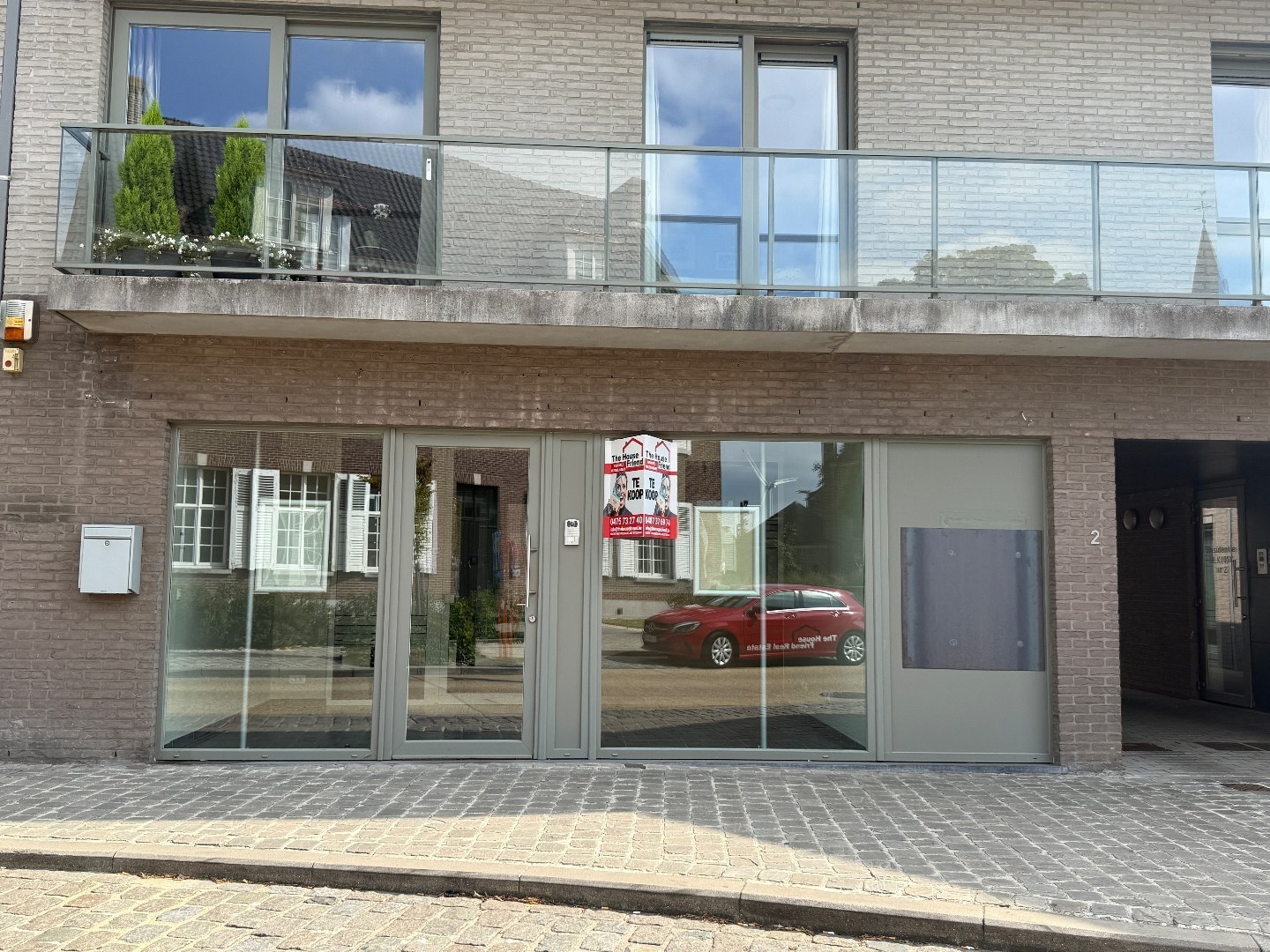 Modern handelpand/kantoor in centrum Oostakker (Gent) 