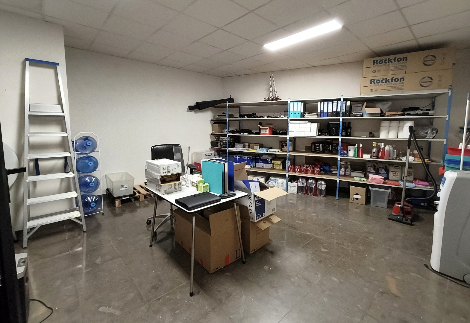 Modern en instapklaar kantoor (264 m²) in het centrum van Borgloon – inclusief 9 parkeerplaatsen 