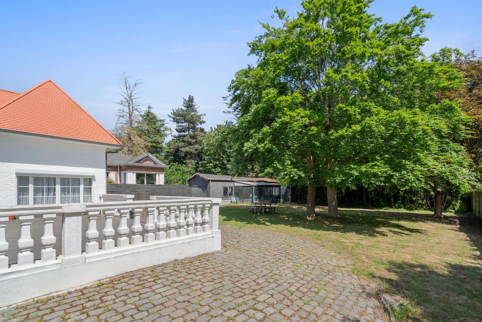 Stijlvolle villa met 5 slaapkamers op mooi perceel van 1325m² 