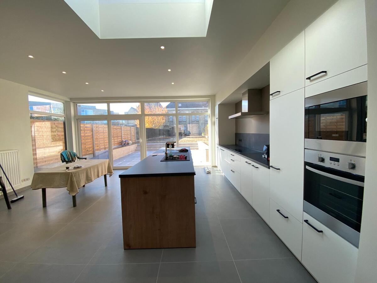 Volledig gerenoveerde woning met zonnige tuin, pal in het centrum van Merkem 