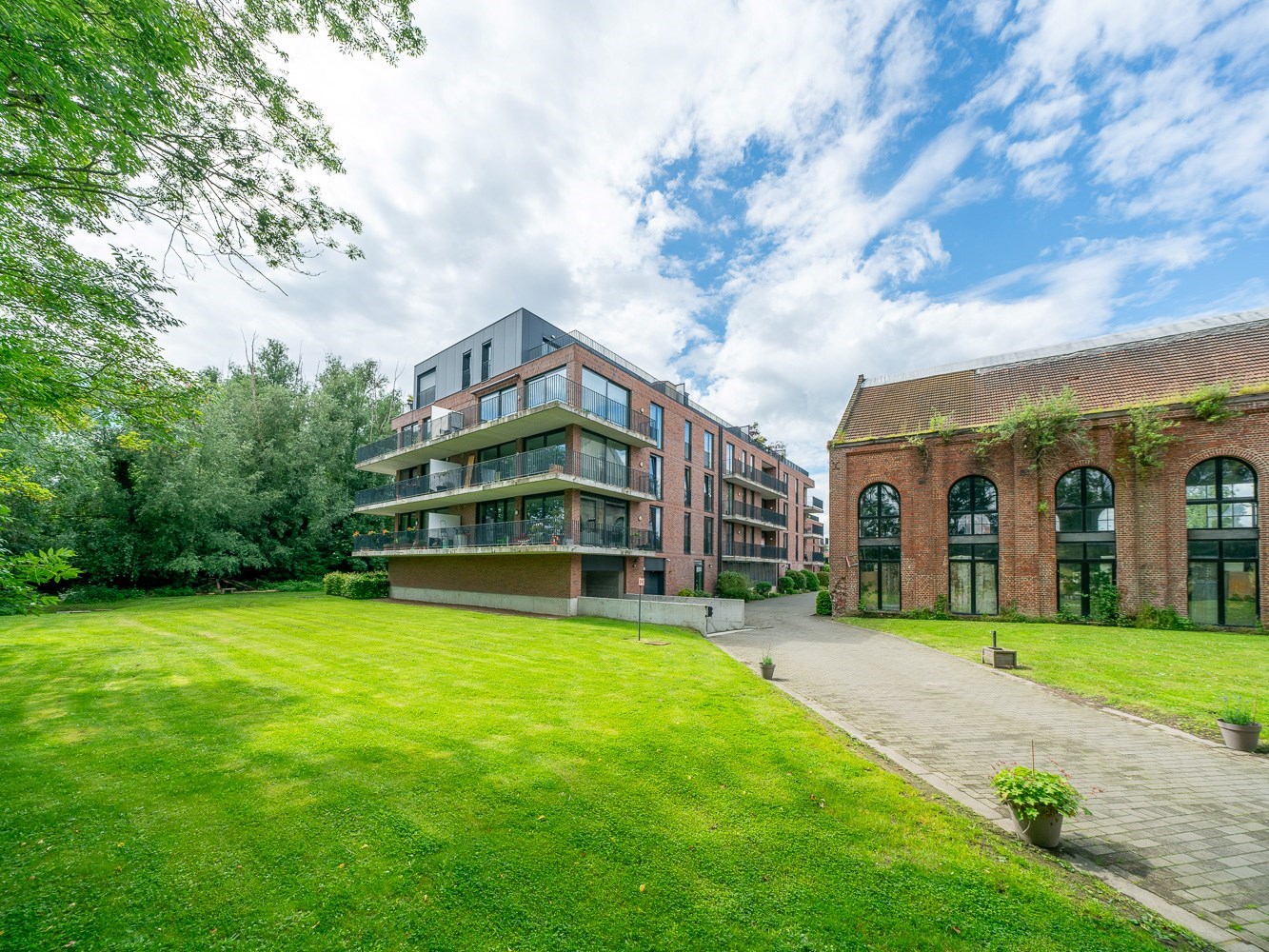 Recent 2-kamer appartement met terras, parking en kelder 