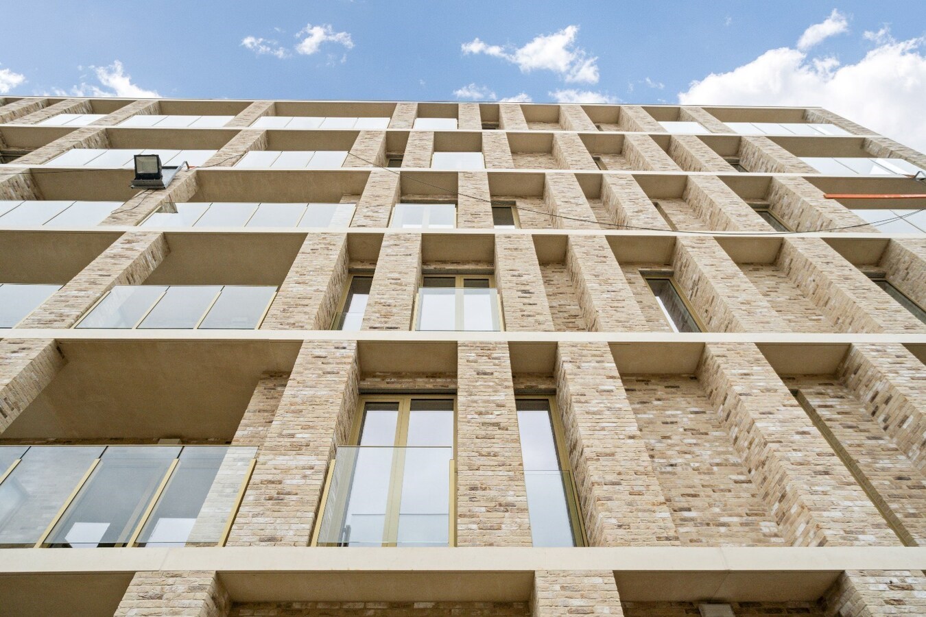 Ruim en energiezuinig 2-slaapkamerappartement met twee terrassen in centrum Ieper! 