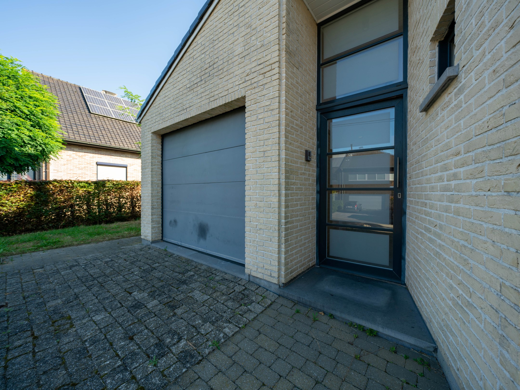 Lichtrijke, ruime woning met 3 kamers, garage en tuin 