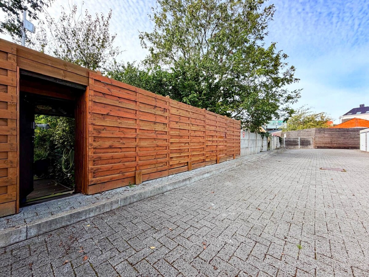 Knusse woning met ruime tuin en uitweg en mogelijkheid tot aankoop van een garage. 