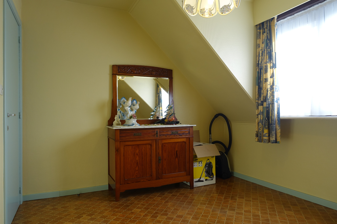 Half-open woning met 4 slaapkamers op unieke ligging 