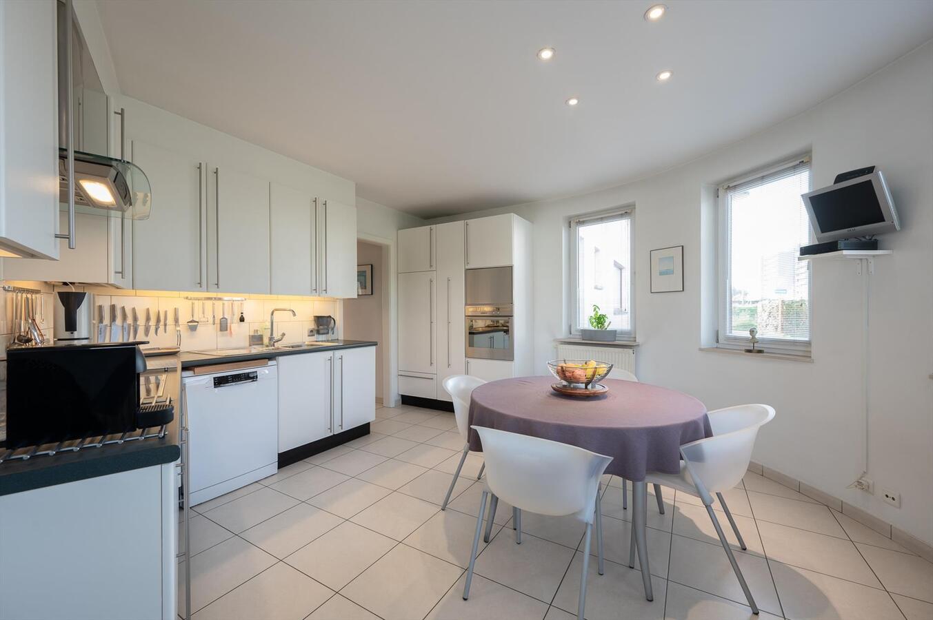 Goed gelegen woning met 4 slaapkamers, tuin &amp; parkeerplaats te Duinbergen 