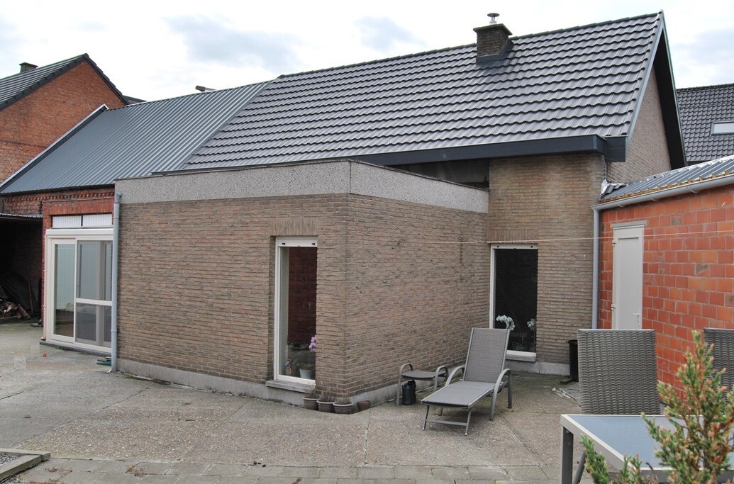 Instapklare woning met 2 stallen op ca.4000m² te Lebbeke 
