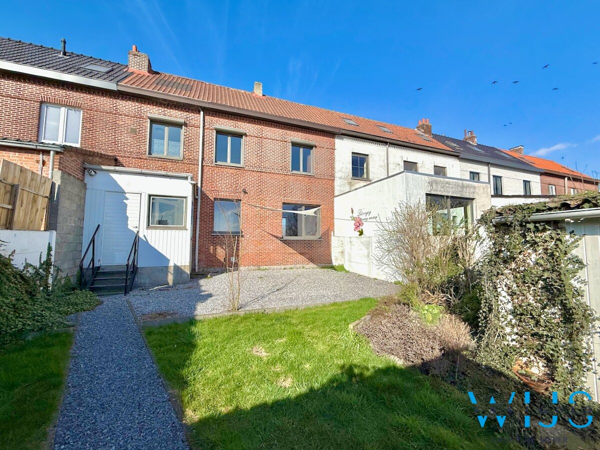 Zeer ruim en stevig woonhuis MET garage te Rieme ! 