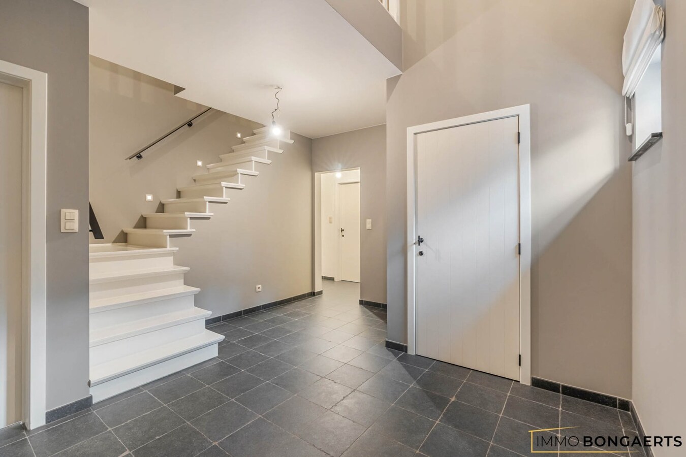 Prachtig afgewerkte woning met praktijkruimte 