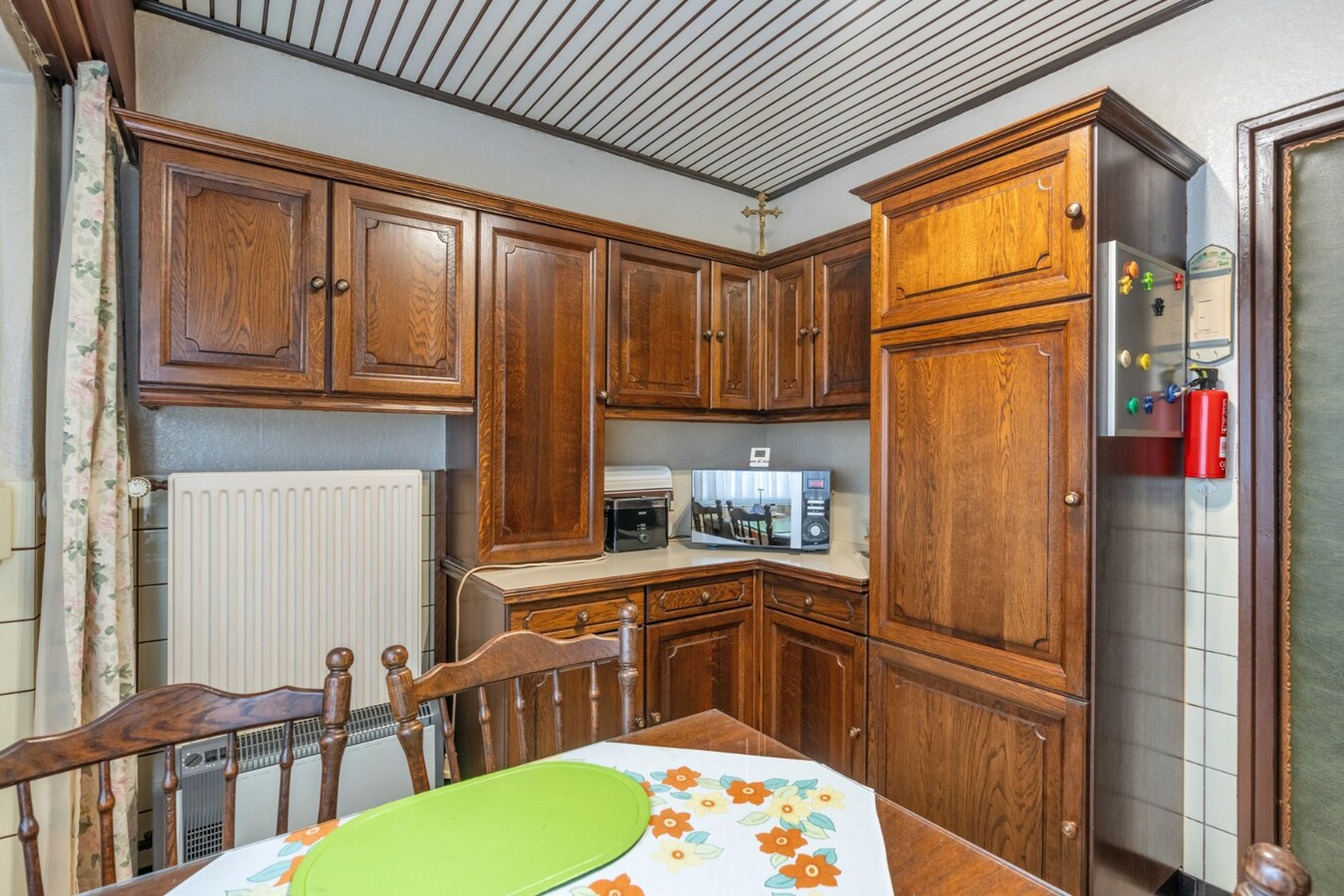 Rustig gelegen gelijkvloerse woning met garage en 3 slaapkamers in Niel-bij-As . 