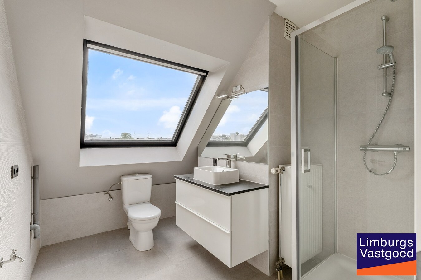 Recent gerenoveerd Duplex appartement met 3 slaapkamers en garagebox in het centrum van Hasselt. 