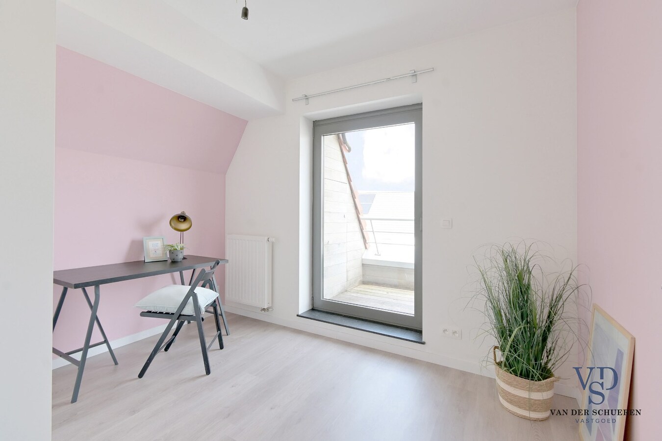 Lichtrijk appartement mét ondergrondse garage en berging. 