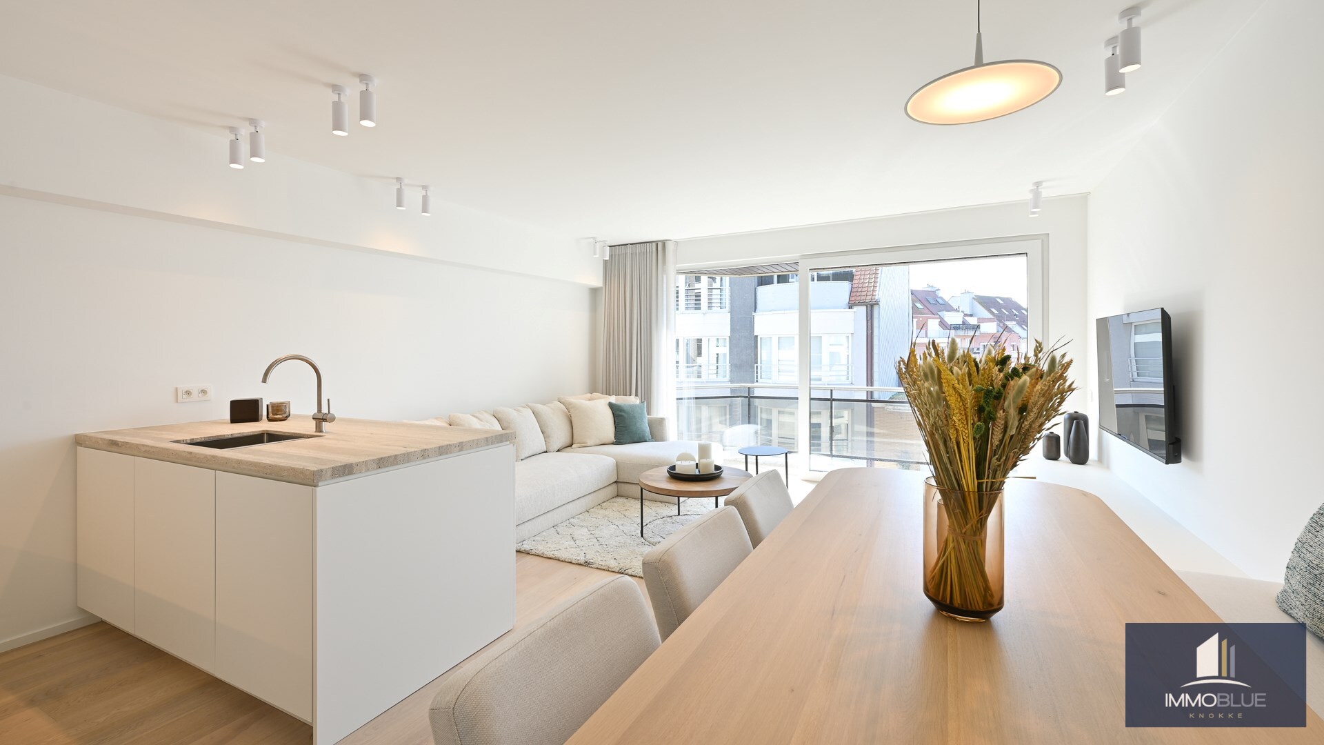 Appartement élégant et entièrement rénové, situé à deux pas de la mer. 