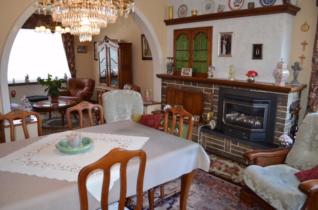 Lichtjes op te frissen woning met garage en tuin te centrum Maldegem 