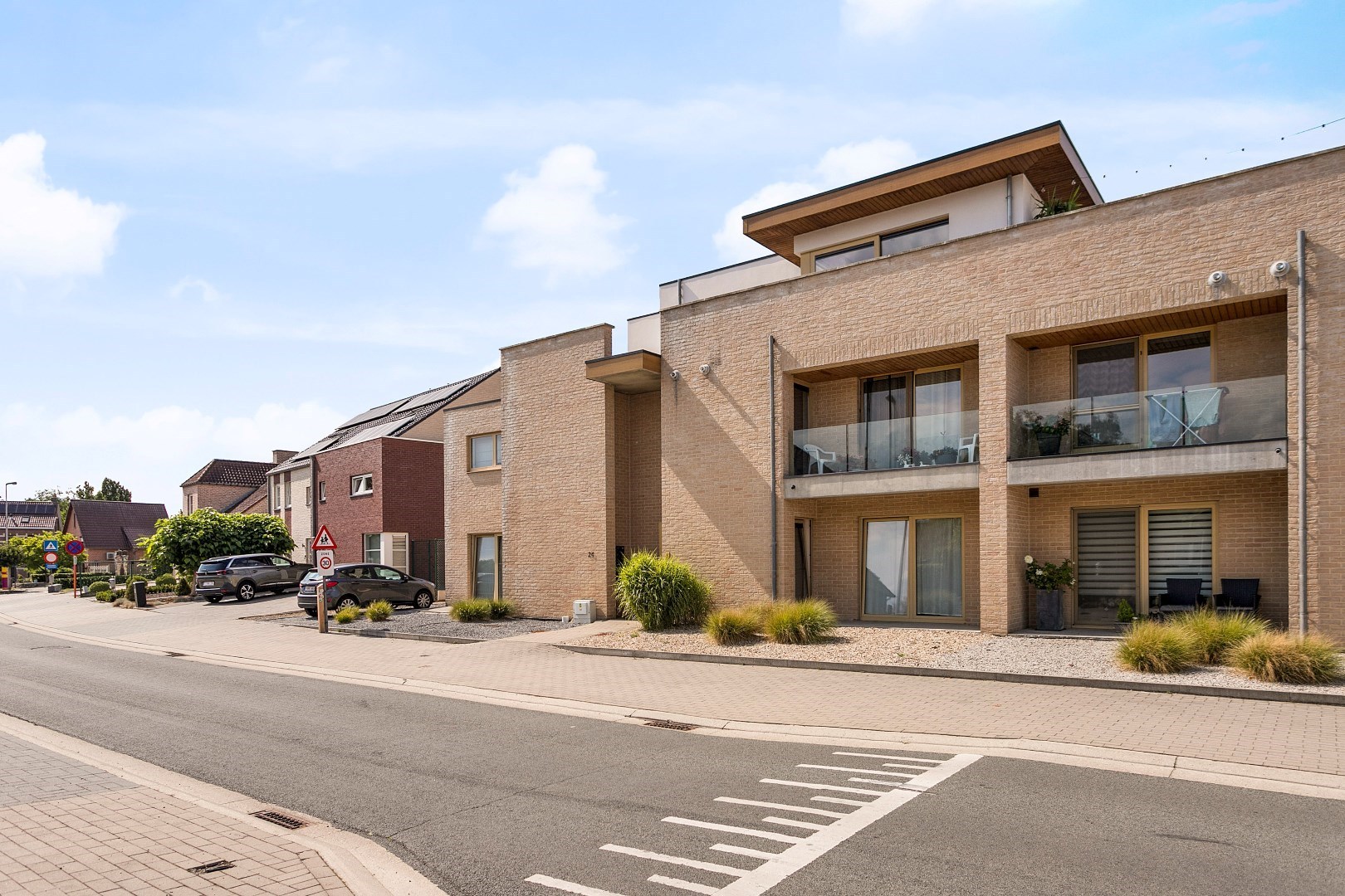 Modern, gelijkvloers appartement met 2 slpk, ondergrondse parking en tuin. 
