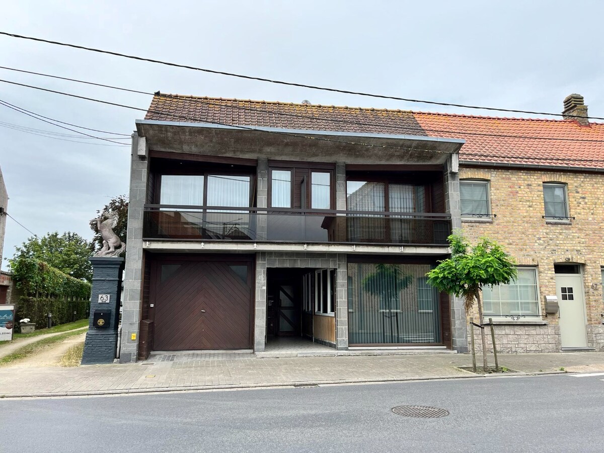 Gelijkvloersappartement met 2 slaapkamers en autostaanplaats te Leke 