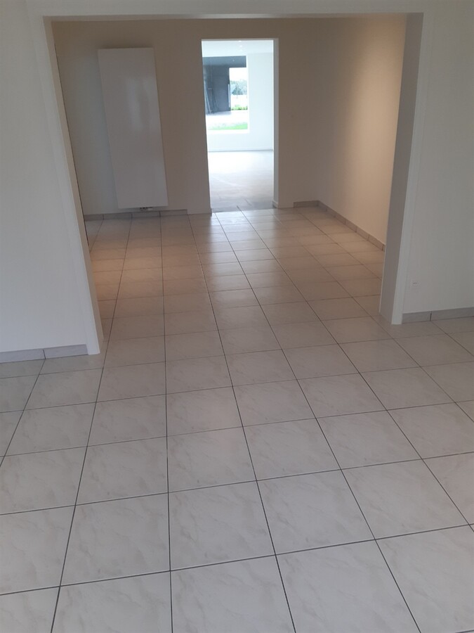 Gerenoveerde woning met weide en loods. 