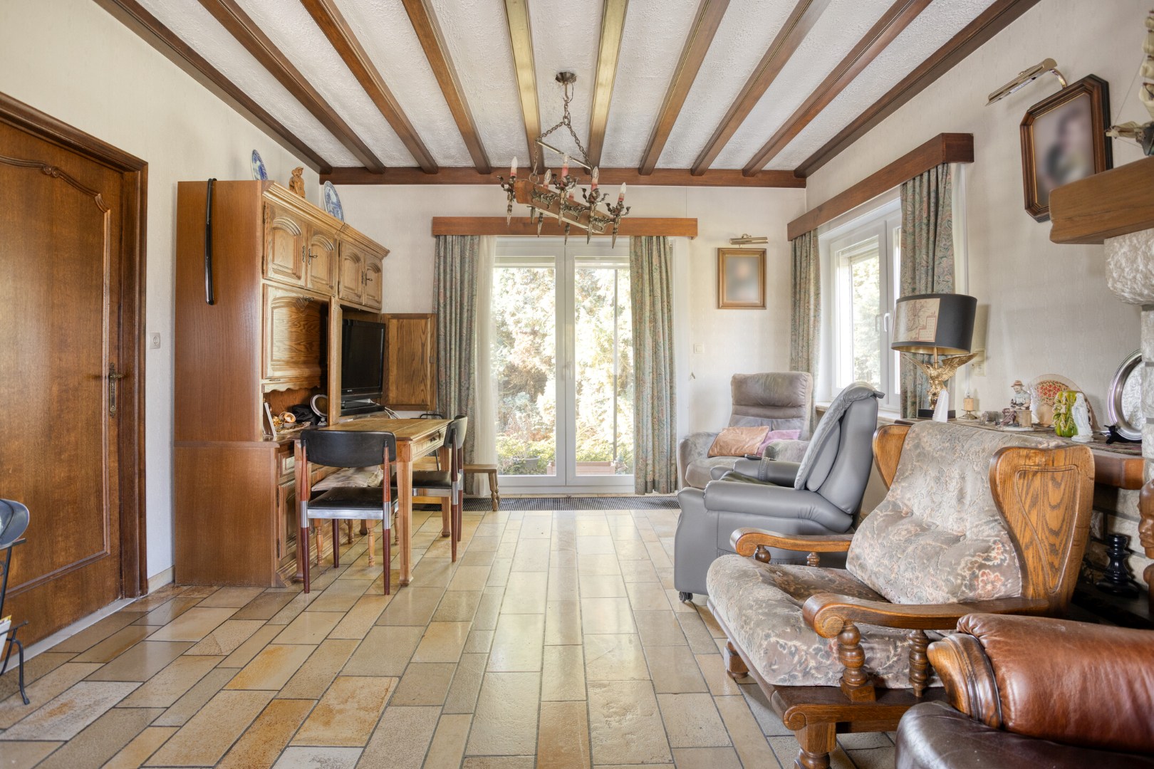 Woonkamer met doorgang tuin