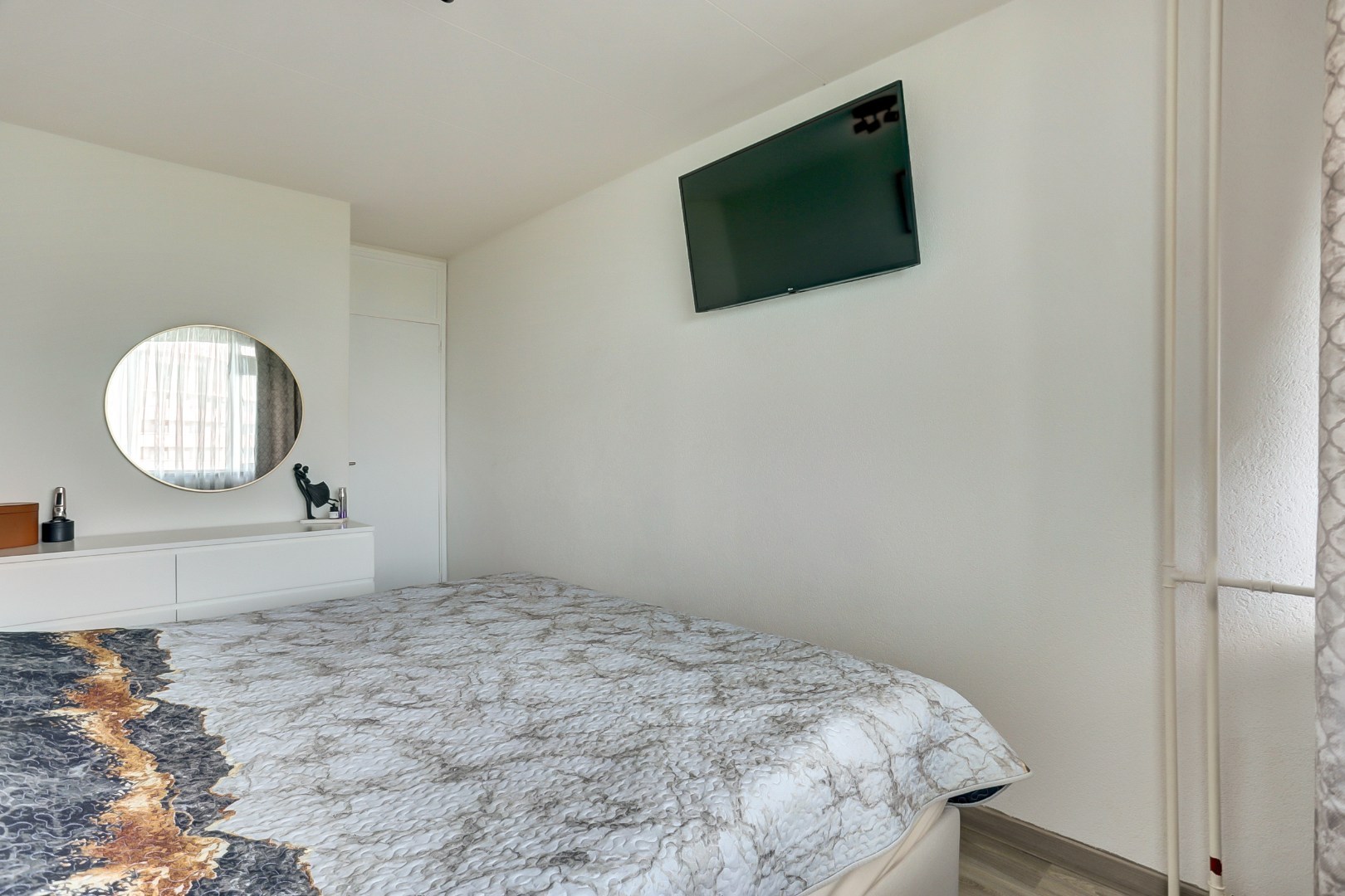 Zonder klussen te betrekken dit fraaie 4-kamer appartement op de 10e verdieping met 3 slaapkamers, fraaie keuken, moderne badkamer, mooi uitzicht en gelegen aan een groen park! 