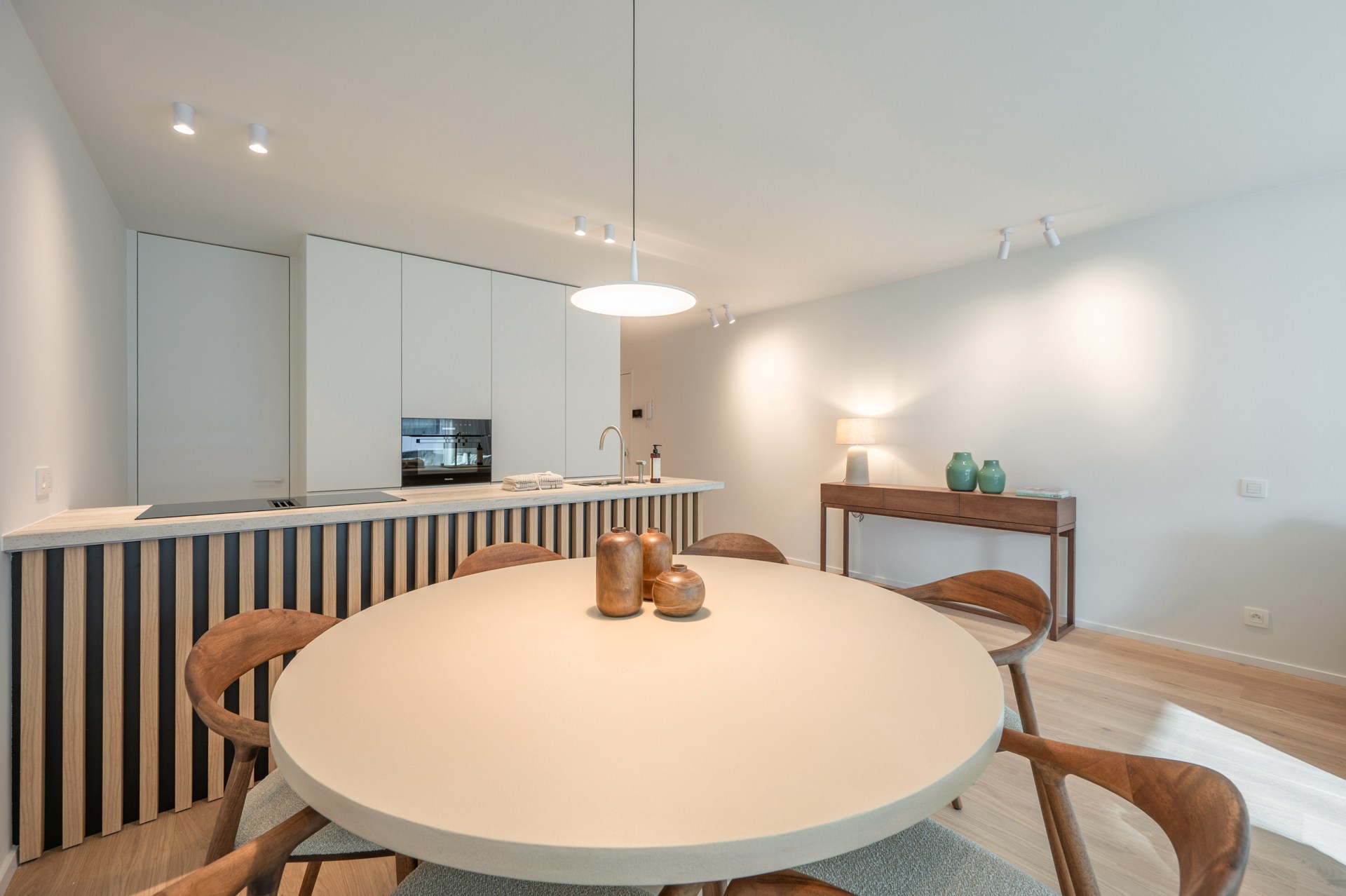 Exclusief gerenoveerd appartement met 3 slaapkamers te koop vlak bij het Albertstrand en het Lichtorenplein. 