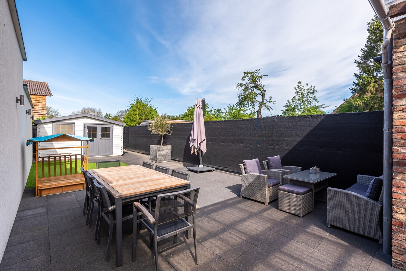 Tof ingerichte gezinwoning met privé-parking 