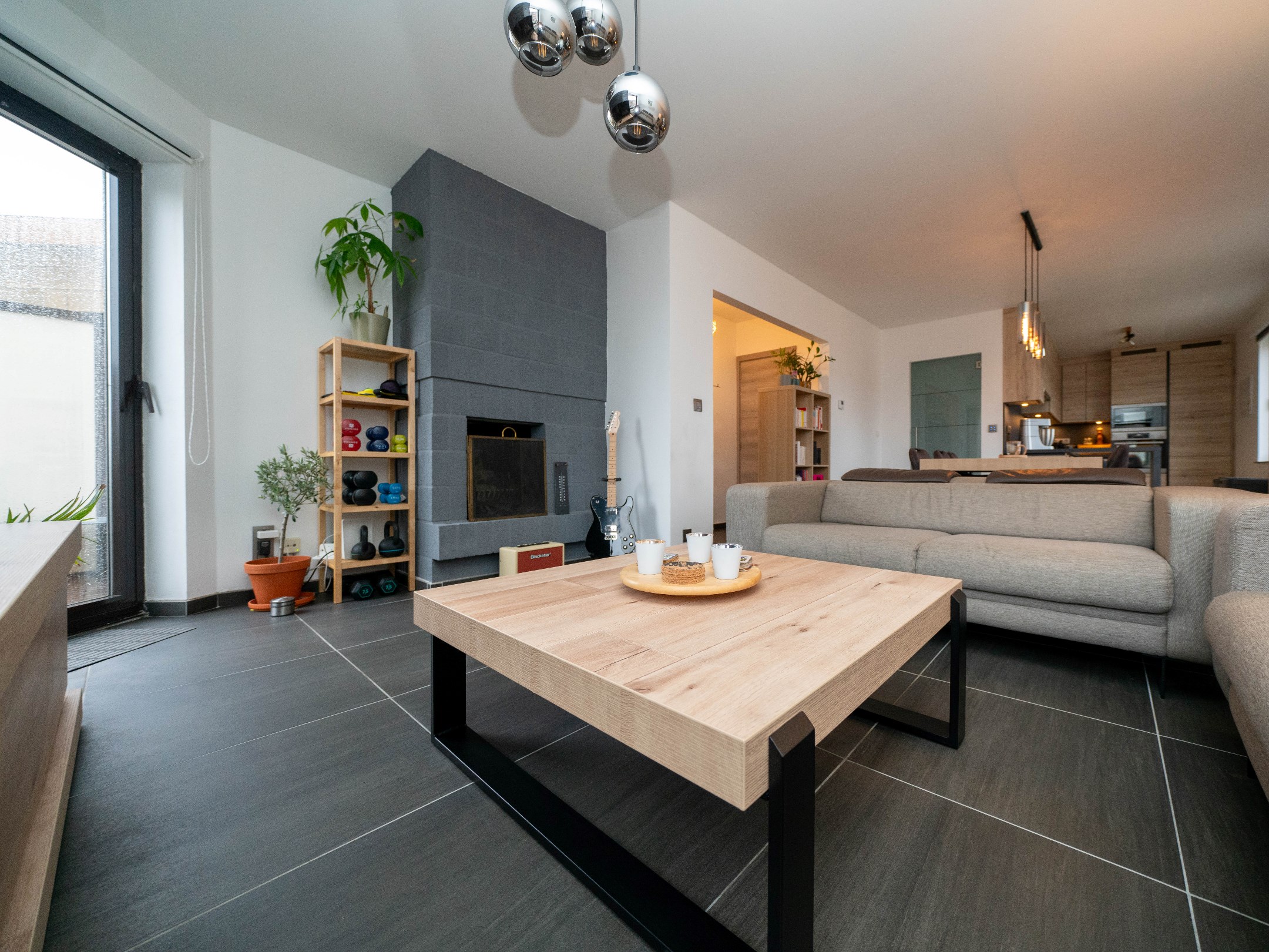 Ruim 2 kamer-appartement met dubbele garage en kelder 