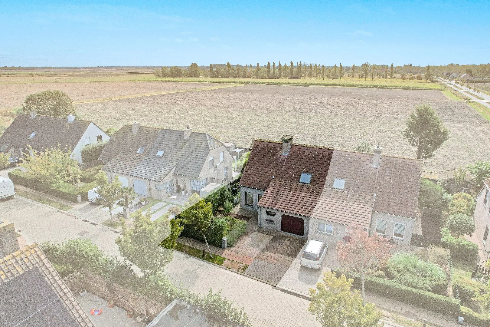 Instapklare halfopen bebouwing met zonnige tuin te Ramskapelle op 330 m².