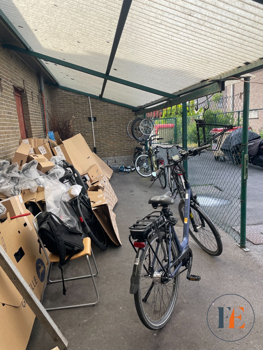 Handelspand (235m²) met parking en garage 