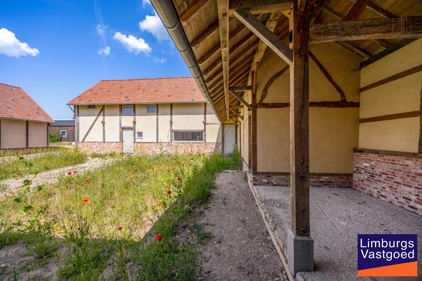 UNIEKE VIERKANTSHOEVE met paardenstallen op 7,34 hectare met vergunning voor zwembad en poolhouse 