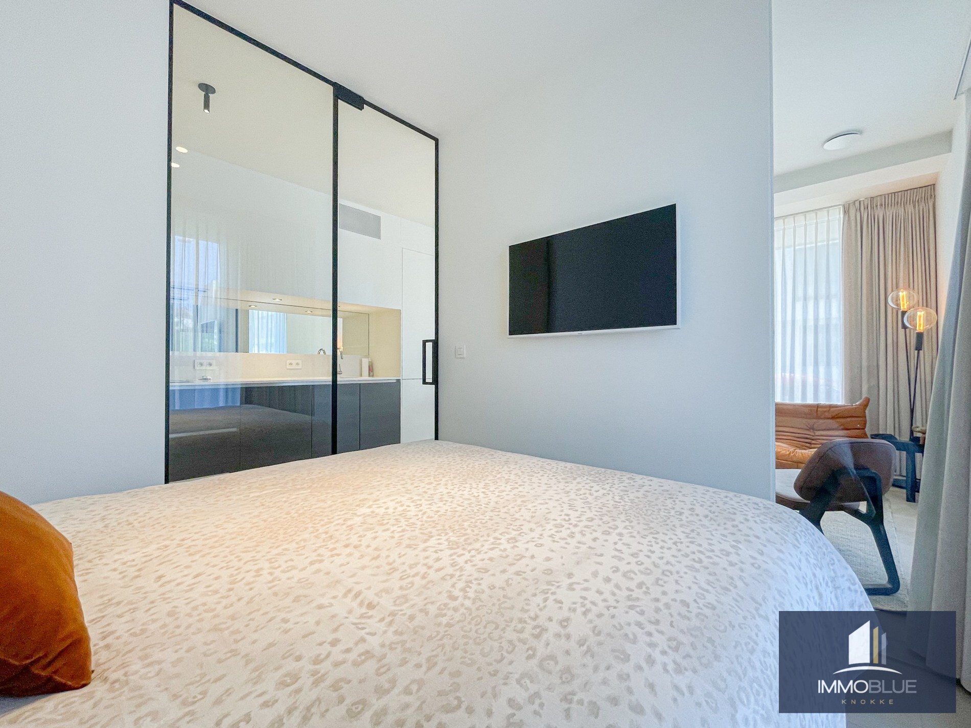 Subliem smaakvol ingericht hoek appartement gelegen in een recente residentie nabij de Dumortierlaan. 