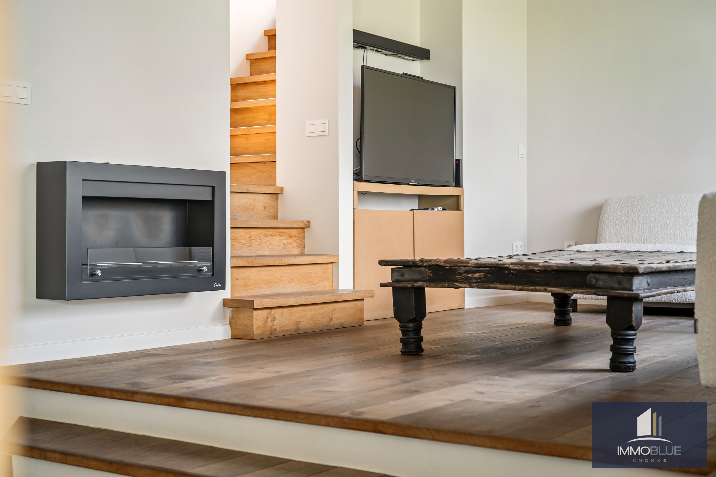 Domaine idylliquement situé avec maison rénovée, espace professionnel et installations équestres étendues. 