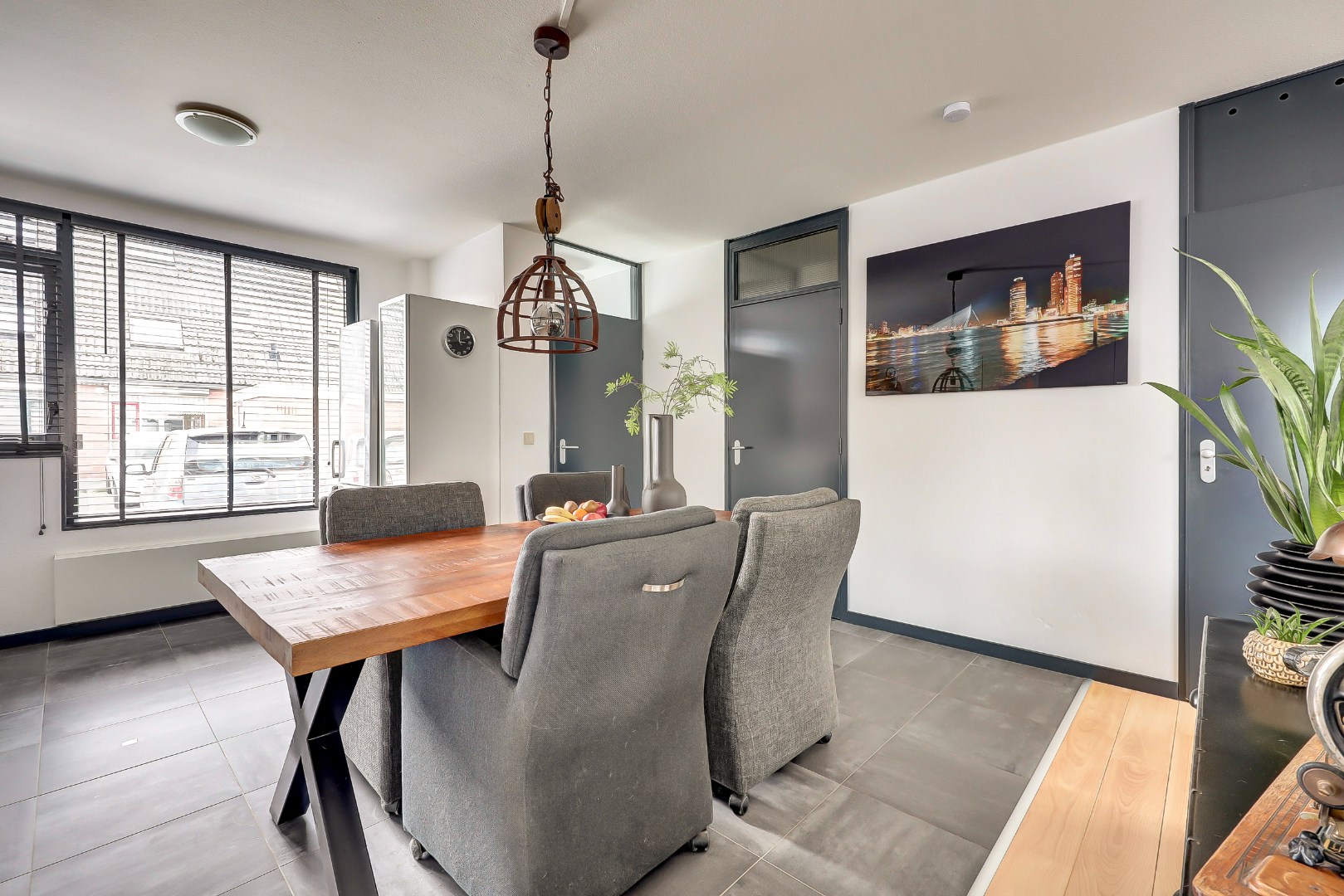 Instap klaar en moderne 4-kamer hoekwoning met 3 ruime slaapkamers, fraaie keuken en badkamer, onderhoudsvriendelijke tuin en gelegen op eigen grond. 