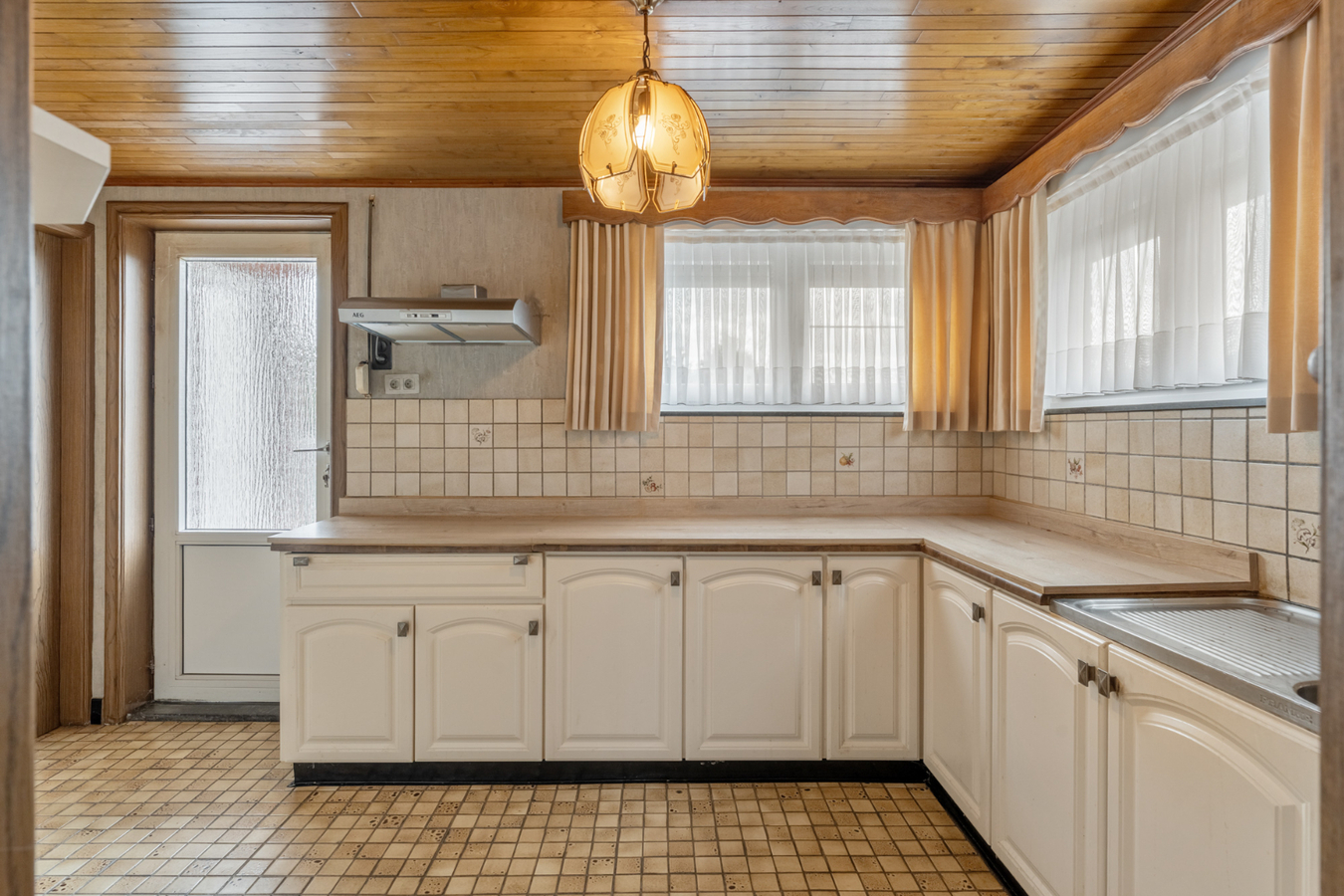 Op te frissen, halfvrijstaande gelijkvloerse woning gelegen in een rustige omgeving op 8a58ca. 