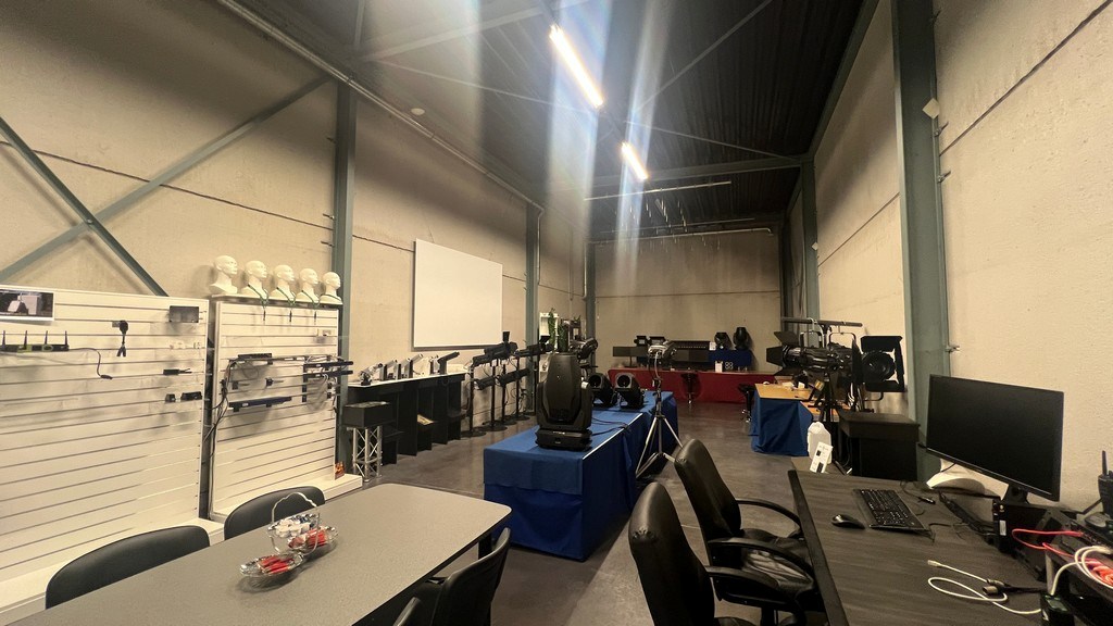 Bedrijfspand met appartement te koop nabij N47 in Lebbeke