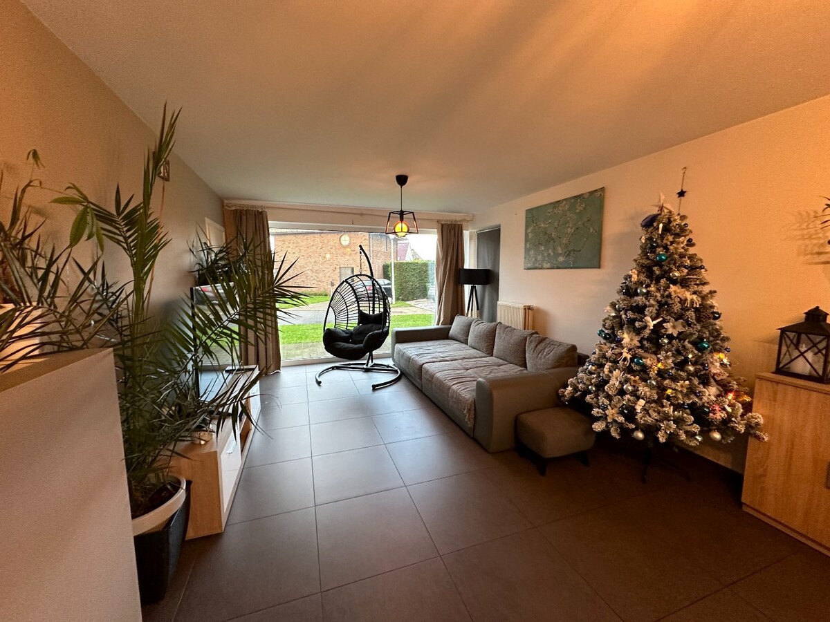 Ruime halfopen woning op het einde van doodlopende straat 