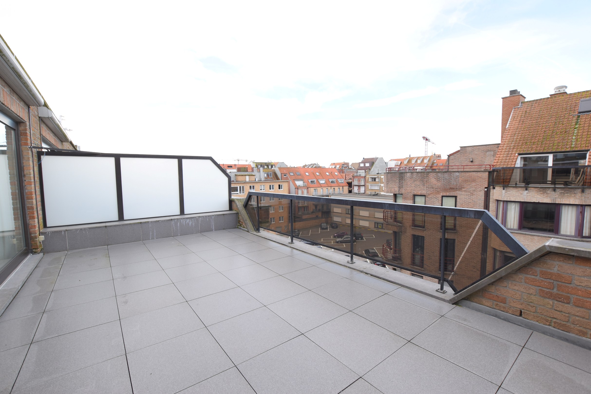 Appartement sous les toits entièrement rénové avec terrasses ensoleillées à 20 mètres à pied de la digue Albertstrand. 