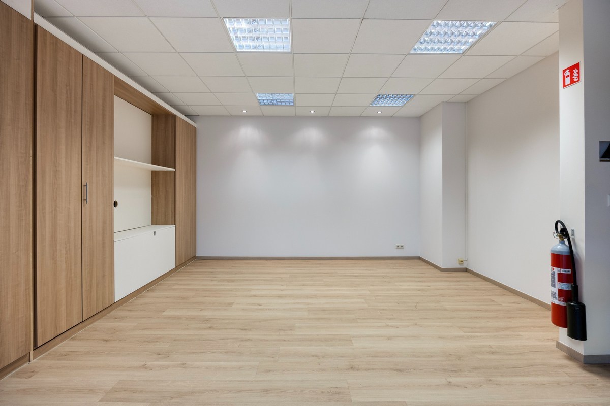 Kantoor te koop in het industriepark te Haasrode/Heverlee met 14 parkings - opp. 626 m² - verkoop van aandelen 