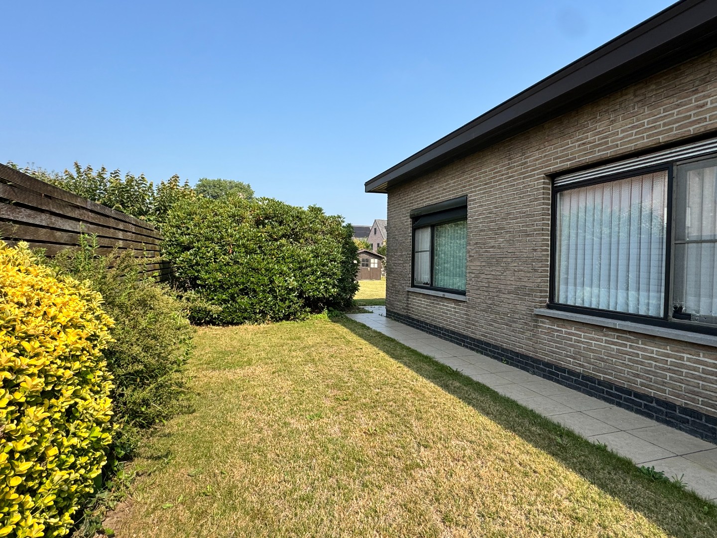 Woning op groot perceel met 3 slaapkamers en garage te Deinze 
