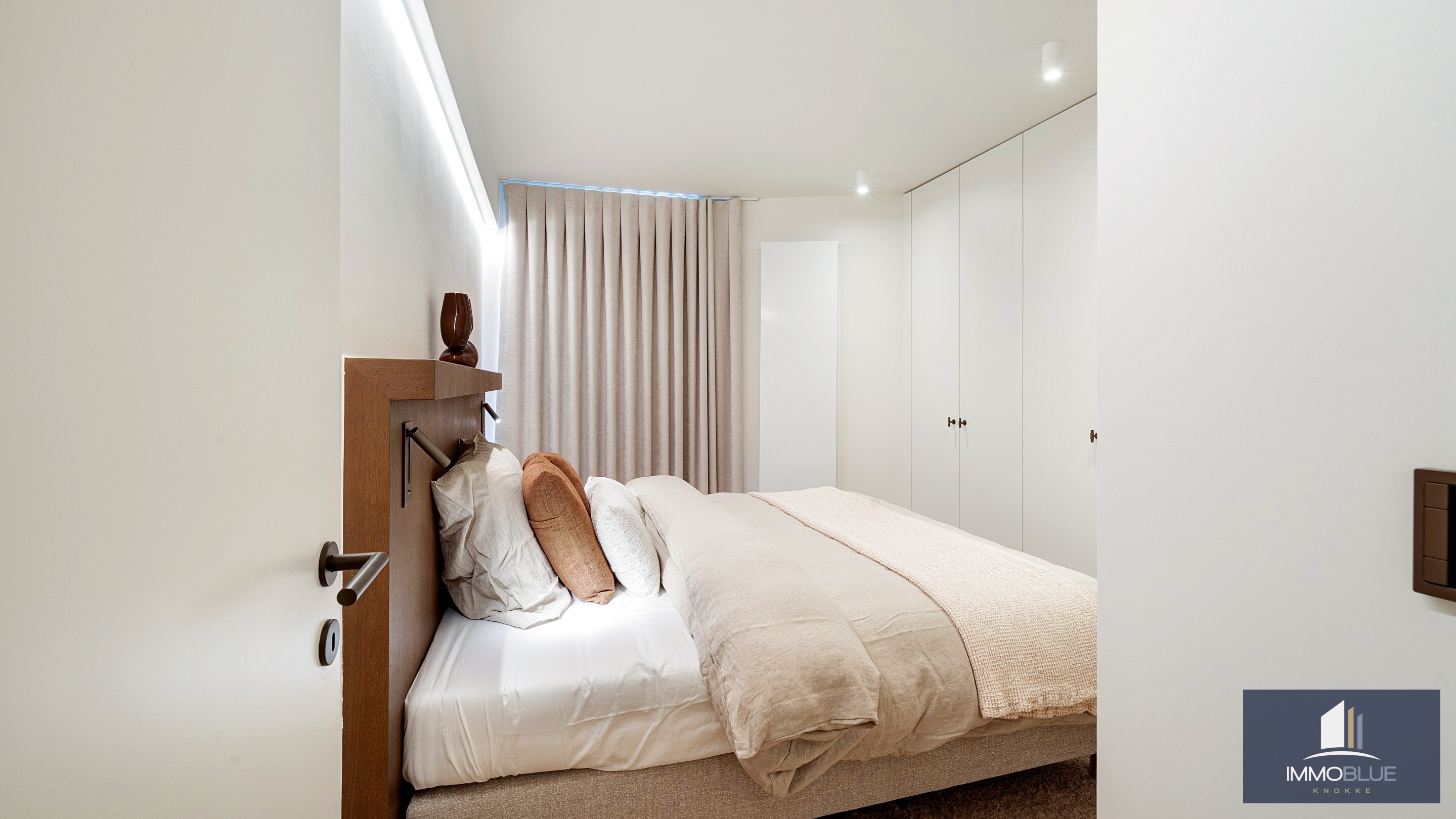 Uitzonderlijk hoekappartement, gelegen in de Zoutelaan, met een gevelbreedte van ca. 16 meter en biedt een open uitzicht op de Lippenslaan. 