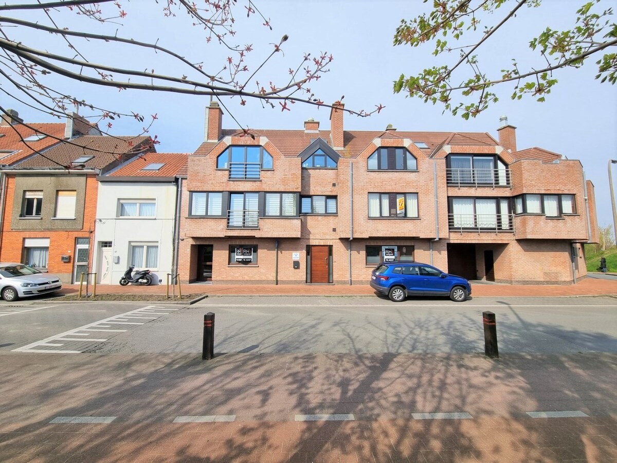 Centraal gelegen handelspand op een zichtlocatie vlakbij het centrum - Heist 