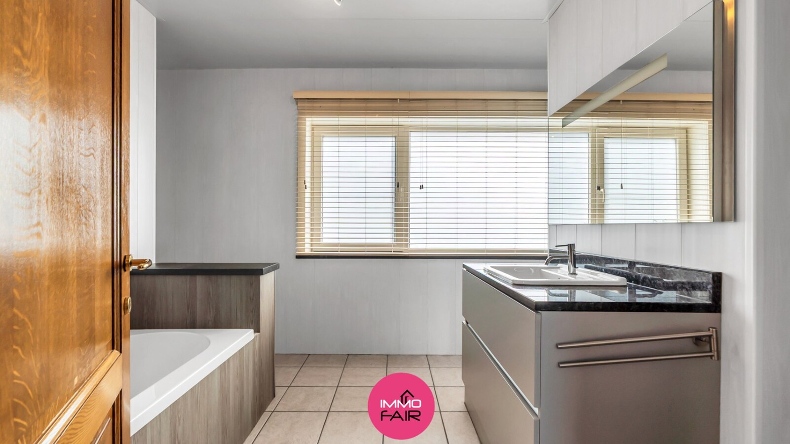 Instapklare bungalow met afzonderlijk garagegebouw 