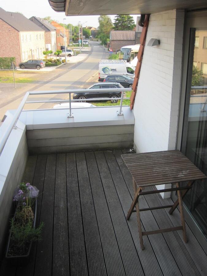 Eigentijds appartement op de 1° verdieping (met terras). Uitstekend gelegen. 