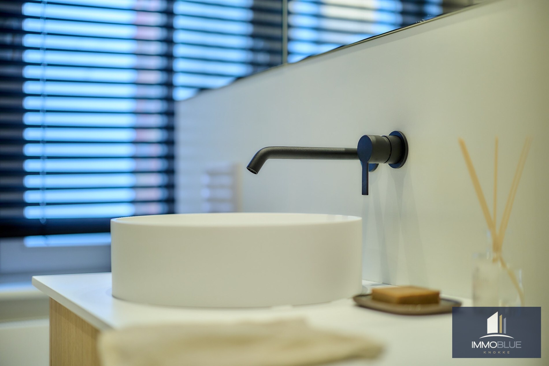 Appartement spacieux, entièrement rénové, avec quatre chambres et vue latérale sur la mer, situé à proximité de la Place Van Bunnen. 