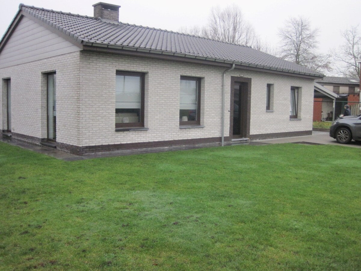Goed gelegen, eigentijdse bungalow. 