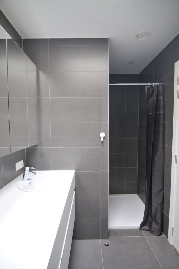 Modern appartement met 2 slaapkamers, ruim terras en airco 